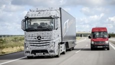 We wnętrzu ciężarówki przyszłości Mercedes-Benz 2025 siedzi kierowca, ale to nie on […]