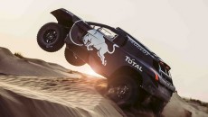 Dłuższe i szersze nadwozie, mocniejszy silnik – Peugeot 2008 DKR16 gotowy na […]