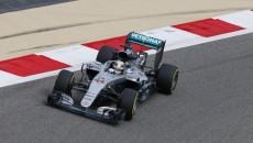 Lewis Hamilton w ostatnim momencie wygrał kwalifikacje przed wyścigiem Formuły 1 o […]