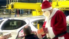 Raz w roku modele zabawkowych samochodów przeznaczone na świąteczne prezenty zastępują prawdziwe […]