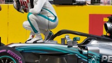 Ruszający z pole position Lewis Hamilton w bolidzie Mercedesa wygrał wyścig mistrzostw […]