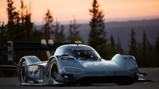 Romain Dumas za kierownicą elektrycznego I.D. R Pikes Peak wyposażonego w zespół […]