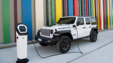 Jeep Wrangler 4xe plug-in hybrid jest najlepszym samochodem 4×4 według jury tegorocznego […]